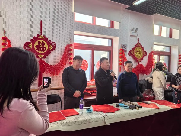 赣州南康区书画家协会-春风暖前门 骏马跃新城—中国书画收藏家协会为前门社区居民写春联送福字