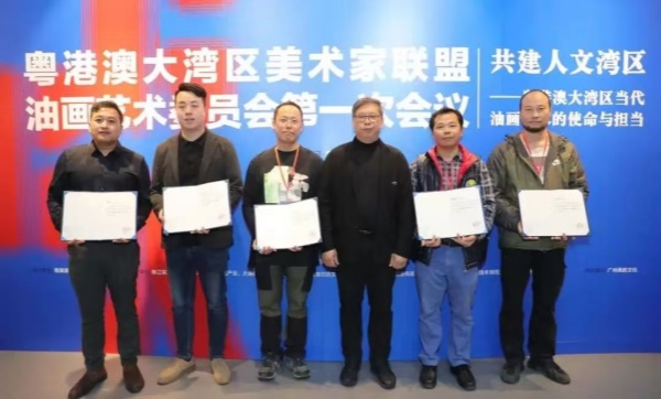 刘颖悟主任为油画艺委会展览办公室副主任颁发聘书